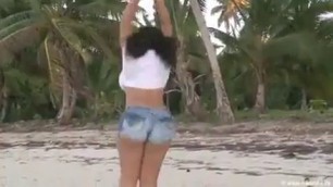 MEDIUM Dominican poison walking on beach